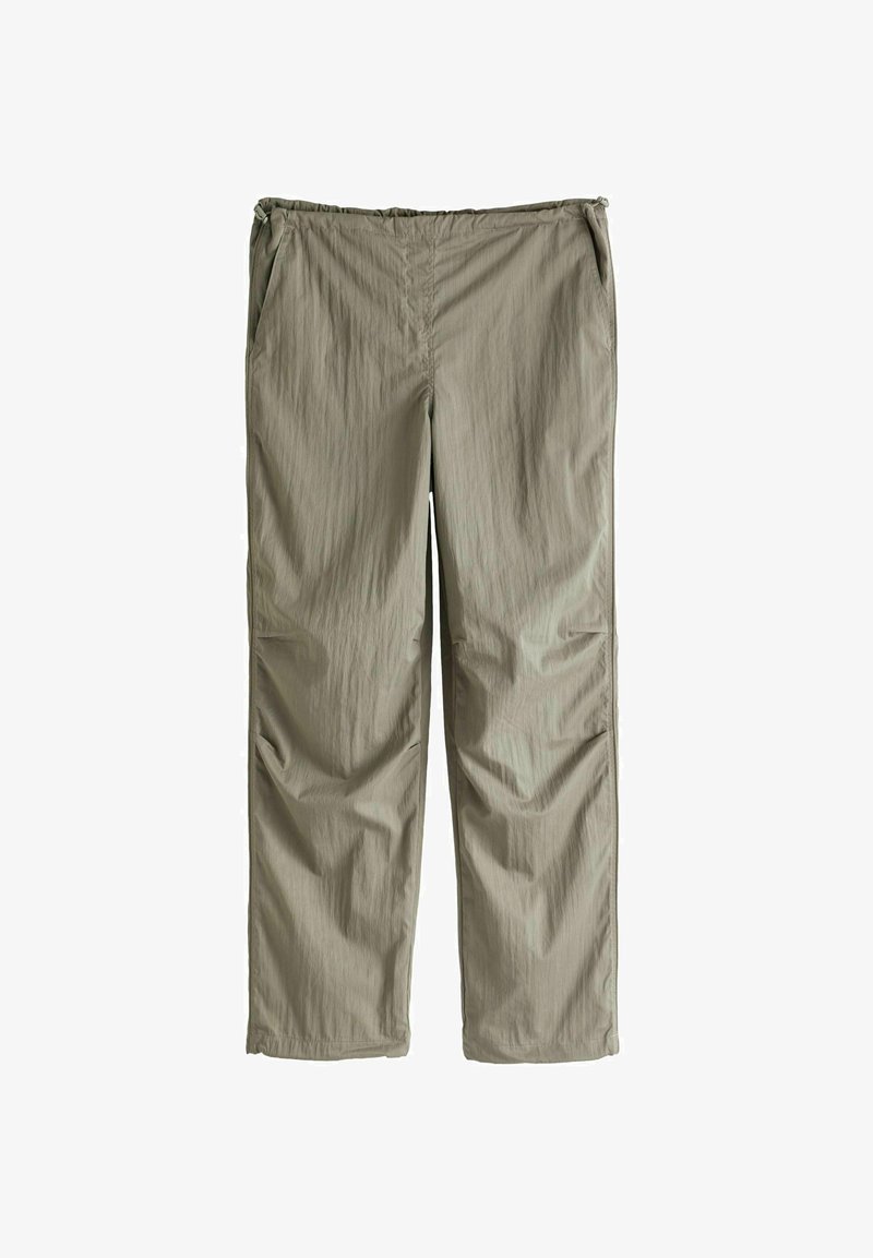 Pantaloni leggeri color khaki con vita elastica, tasche laterali e un tessuto testurizzato. Design a gamba dritta con dettagli minimi.