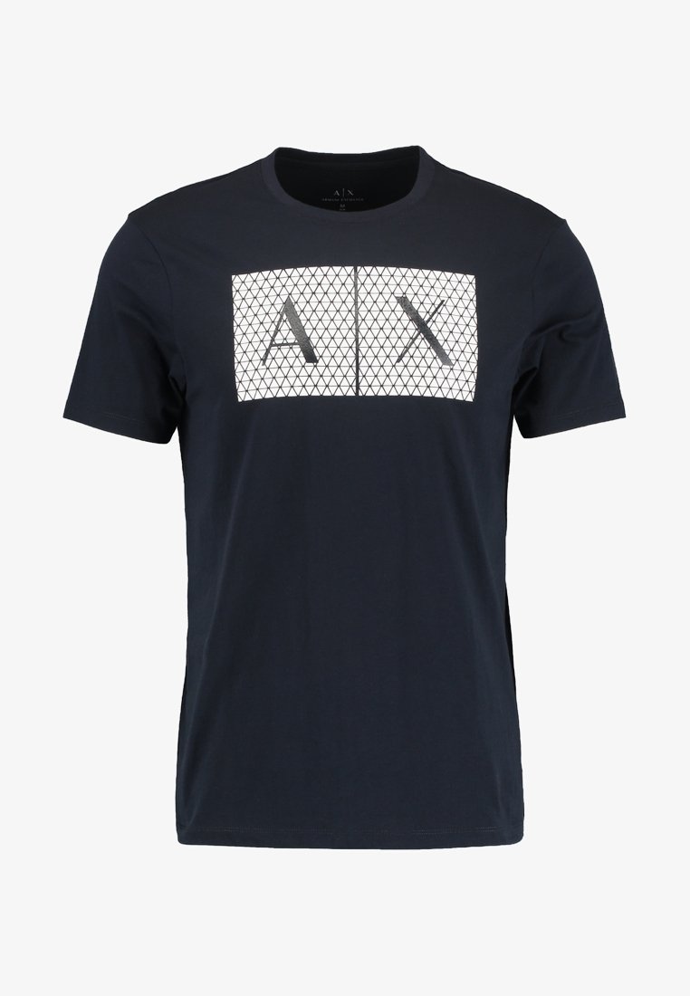 T-shirt de algodão azul-marinho com um padrão geométrico impresso em branco, apresentando as letras "A" e "X" na parte da frente, gola redonda e mangas curtas.
