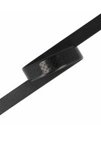 Cintura in pelle nera con dettagli in texture intrecciata sulla fibbia rotonda e una cinghia liscia e piatta.