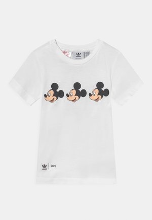 T-shirt blanc manches courtes Adidas avec trois profils latéraux de têtes de Mickey Mouse sur la poitrine et les logos Adidas et Disney en bas à gauche.