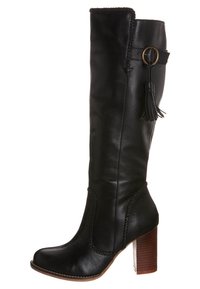 Černá kožená vysoká kozačka nad kolena s blokovým podpatkem, zdobená pletenými detaily, dekorativní třásní a kruhovým kovovým doplňkem.