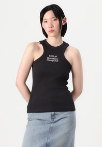 Zwarte geribbelde tanktop met een ronde halslijn en mouwloos ontwerp, met "REPLAY MonteCarlo Country Club" gedrukt in het wit.