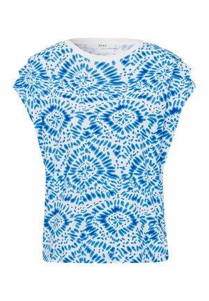 Biały top z krótkim rękawem z niebieskimi wzorami tie-dye w kształcie diamentu i kół, z okrągłym dekoltem i lekko marszczonymi rękawami.
