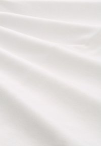 Tissu blanc avec une texture lisse, présentant des plis subtils et un motif de tissage régulier. Apparence légère et légèrement brillante.