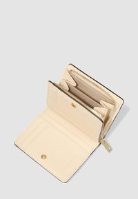 Cartera de cuero crema abierta para mostrar ranuras para tarjetas, compartimento con botón de presión y bolsillo para monedas con cremallera y tirador de cremallera en tono dorado.