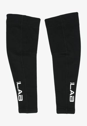Schwarze Beinschoner aus dehnbarem Material, ausgestattet mit flachen Nähten und weißem "ELITE LAB"-Branding an der Seite. Geeignet für sportliche Aktivitäten.
