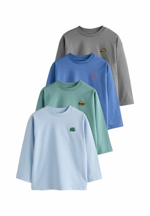 Vier shirts met lange mouwen en ronde hals in grijs, blauw, groen en lichtblauw met kleine geborduurde voedsel- en tekstontwerpen op de borst.