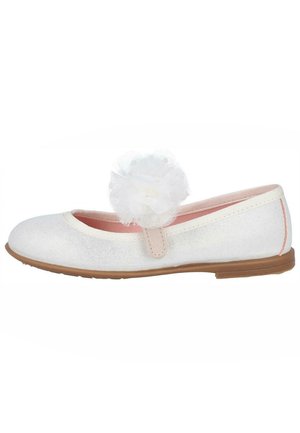 Bailarina blanca con purpurina y una tira rosa, que presenta un adorno de flor de tul blanca en el lateral y una suela de goma beige.