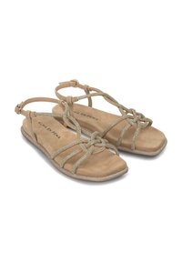 Sandali piatti in pelle scamosciata con fasce incrociate e dettagli metallici, una texture morbida e una punta quadrata. Inclusa una cinghia regolabile alla caviglia.