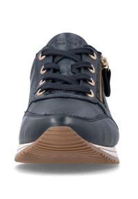Baskets bleu marine avec lacets noirs, œillets dorés et fermeture éclair latérale, vues de face avec une semelle en caoutchouc texturée.
