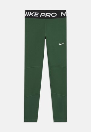 Groene Nike Pro leggings met een zwarte elastische tailleband waarop "NIKE PRO" in het wit staat. Gladde textuur en een nauwsluitend ontwerp met naadaccenten.