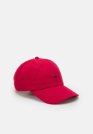 Casquette de baseball rouge avec une visière incurvée et un petit logo longhorn noir sur le devant, présentée sur un fond blanc uni.