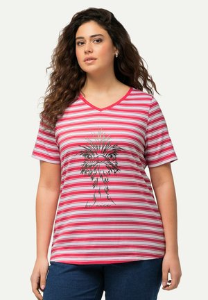 T-shirt a righe rosse e bianche con scollo a V e maniche corte, caratterizzata da una stampa grafica di un volto stilizzato al centro.
