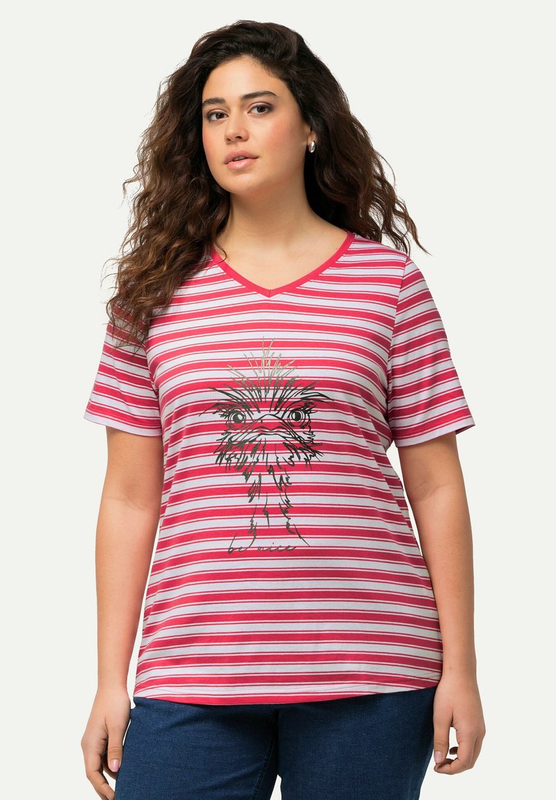 Rood-wit gestreept T-shirt met een V-hals en korte mouwen, met een grafische print van een gestileerd gezicht in het midden.