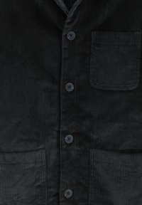 Zwarte corduroy shirt met een kraag, zes knopen en twee voorzakken met verticale ribbels.