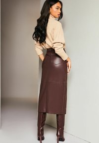 Lipsy SLIM FIT FAUX LEATHER SPLIT HEM - Bleistiftrock - berry red