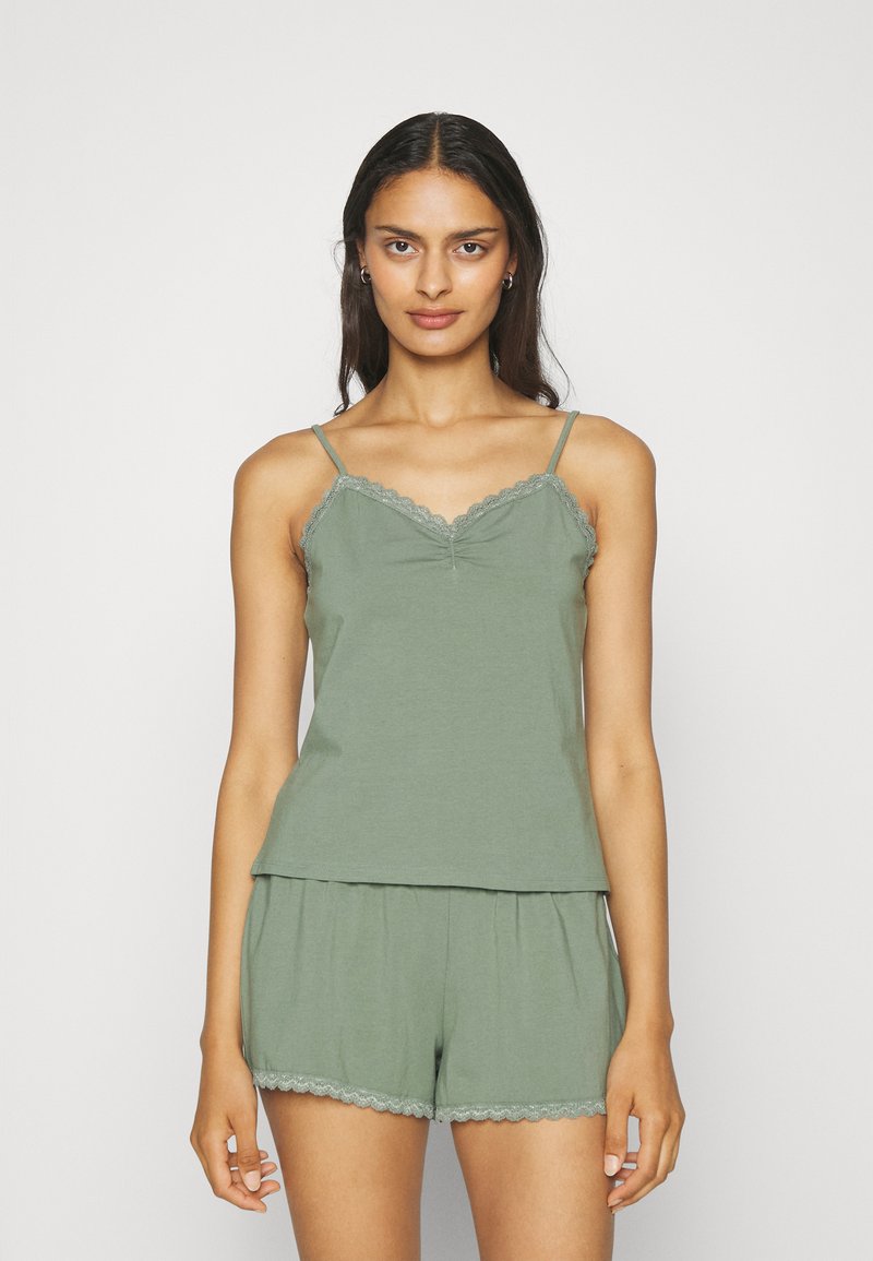 Helles grünes Baumwoll-Pyjama-Set mit Spaghetti-Trägern, Spitzenbesatz entlang des Ausschnitts und Saums, bestehend aus einem lockeren Top und Shorts mit elastischem Bund.