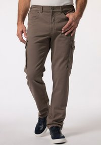 Kargo kalhoty hnědé barvy se přímým střihem, vybavené postranními kapsami a zpevněným švem. V kombinaci s námořnickými teniskami.