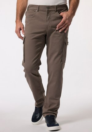 Bordeaux cargo pants van stof met een rechte pijpdesign, voorzien van zijzakken en versterkte stiksels. Gepaard met marineblauwe sneakers.