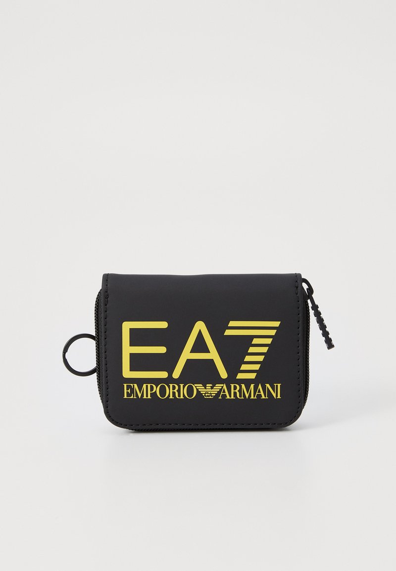 Juodas užtrauktukas piniginė, puošta ryškiais geltonais EA7 ir Emporio Armani logotipais. Pagaminta iš lygios medžiagos su apvaliu žiedu.
