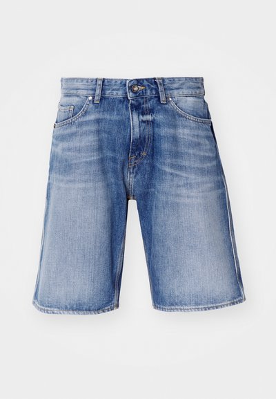Shorts de mezclilla en azul claro con áreas desgastadas, con cierre de botón, dos bolsillos frontales y costuras en contraste a lo largo de las costuras.