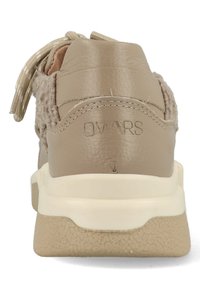 Beige sneaker van textuurleer met harige accenten. Voorzien van een gevoerde zool en veters. Minimalistisch ontwerp met reliëfbranding op de hak.