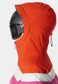 Giacca da sci arancione brillante con cappuccio aderente, caratterizzata da un design a blocchi di colore bianco e rosa. Include una zip frontale e cordini regolabili.