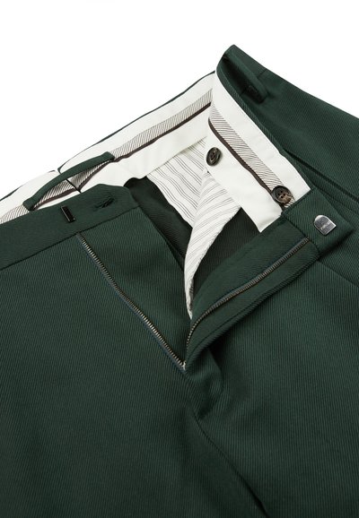 Grün gestreifte Hose mit Reißverschluss, Knopfverschluss und weißem Futter, das ein dezentes Streifenmuster aufweist.