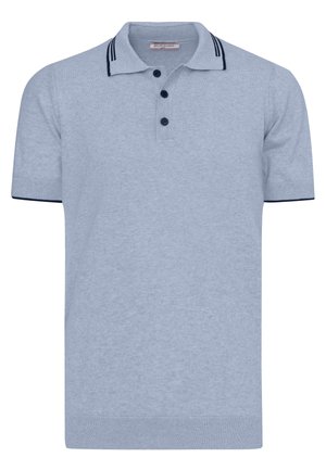 Jasnoniebieska koszulka polo z krótkim rękawem, trzema czarnymi guzikami, prążkowanymi mankietami i czarnymi paskami na kołnierzu i rękawach.