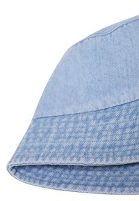 Chapeau bob en denim bleu clair avec des coutures visibles autour du bord, présenté sur un fond blanc.