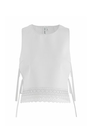 Hvid ærmeløs crop top med rund hals, sidebåndsdetaljer og en dekorativ blondekant med blomsterudskæringsmønster.