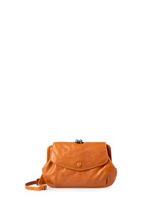 Hellbraune Leder-Clutch mit Druckknopfklappe, Metallverschluss und angebrachtem Handgelenksriemen vor weißem Hintergrund.
