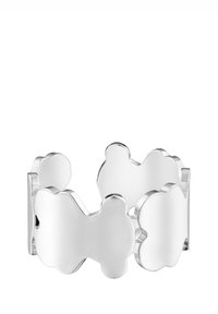 Pulsera de metal plateado con un diseño en forma de trébol, superficies lisas y reflectantes, y estilo abierto para un ajuste ajustable.