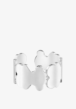 Pulsera de metal plateado con un diseño en forma de trébol, superficies lisas y reflectantes, y estilo abierto para un ajuste ajustable.