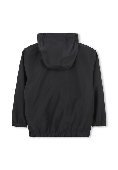 Zwarte capuchonjack met een gladde, lichte textuur, elastische manchetten en tailleband. Heeft een minimalistisch ontwerp zonder zichtbare logo's.