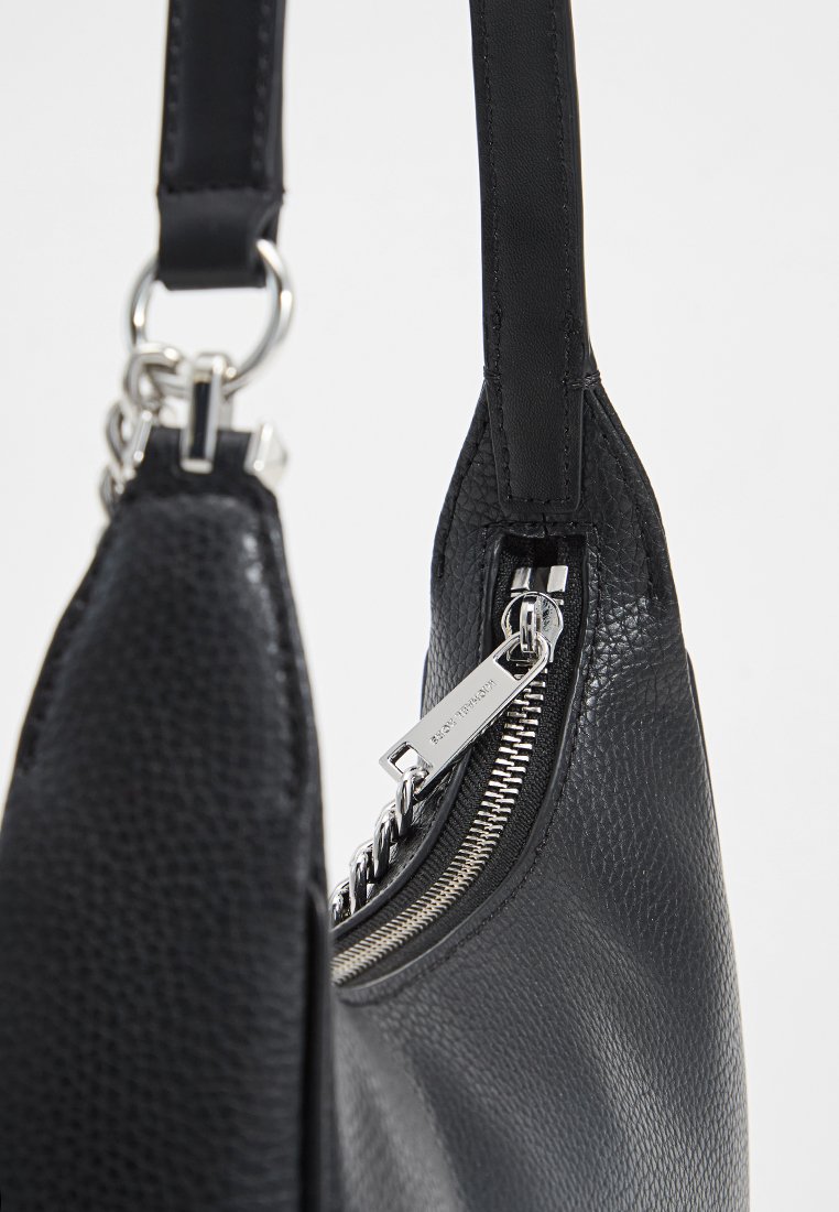 Borsa a tracolla in pelle nera con finitura texturizzata, dotata di una cerniera argentata e accessori metallici, manici robusti e forma compatta.