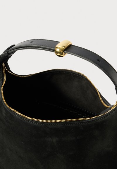 Zwarte suède handtas met een ritsluiting, voorzien van een textuur, gouden hardware accenten en een ruime opening voor gemakkelijke toegang.