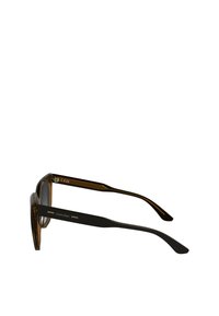 Occhiali da sole in plastica marrone con forma quadrata, caratterizzati da aste nere con un accento minimalista in argento e lenti grigie.