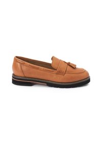 Mocassin en cuir tan avec une finition lisse, bout arrondi, détail à pampilles et semelle en caoutchouc noir contrastante avec des accents de coutures blanches.