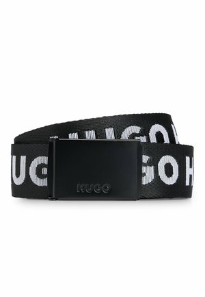 Schwarzer Stoffgürtel mit schwarzer rechteckiger Schnalle, geprägt mit "HUGO" und einem weißen "HUGO" Logo-Muster am Riemen.