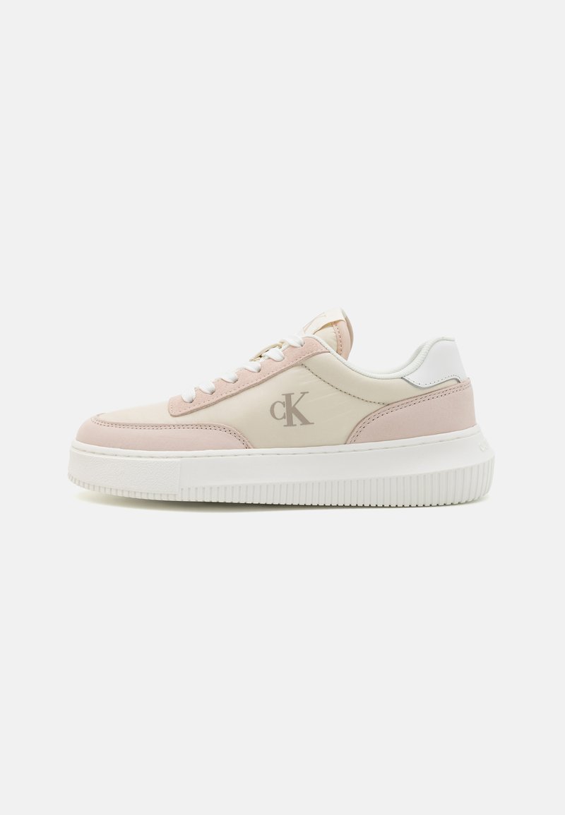Adidași Calvin Klein din piele roz deschis și crem, cu talpă din cauciuc alb, având un logo monogramă și închidere clasică cu șireturi.