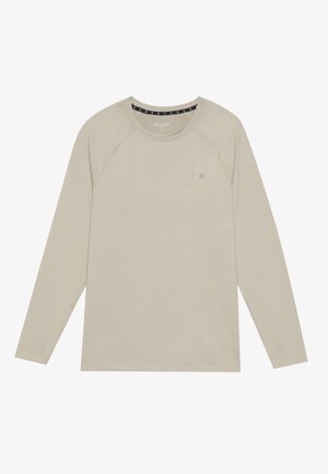 Camiseta de manga larga beige con cuello redondo y mangas raglán. Presenta un pequeño logotipo en el pecho y una tela suave y ligera.