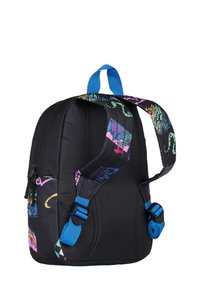 Mochila negra con tirantes de colorido estampado, que presenta acentos azules, un compartimento con cremallera y un respaldo acolchado para mayor comodidad.