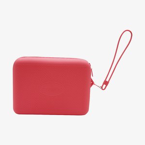 Custodia rossa in silicone con zip e superficie testurizzata, dotata di un laccio da polso e logo in rilievo sul fronte. Forma rettangolare, finitura liscia.