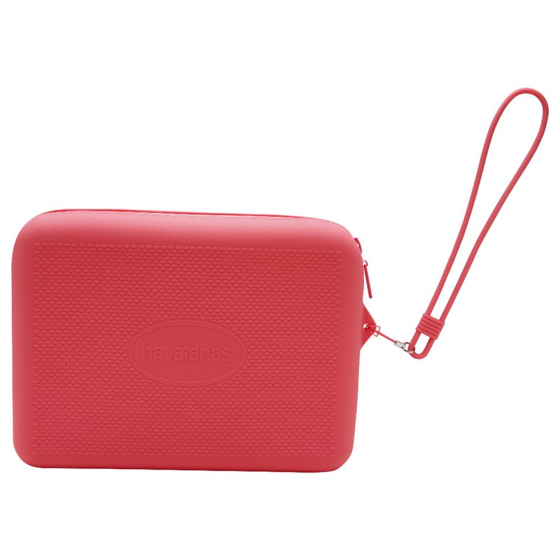 Custodia rossa in silicone con zip e superficie testurizzata, dotata di un laccio da polso e logo in rilievo sul fronte. Forma rettangolare, finitura liscia.