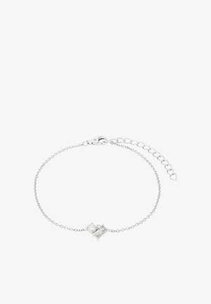 Pulsera de cadena de plata que presenta una perla y una piedra de corte rectangular, con un delicado cierre de eslabones ajustable.