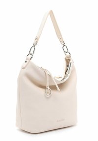 Sac à main en cuir couleur crème, avec une forme décontractée, des accents en métal argenté, une fermeture éclair supérieure et une poignée courte amovible.