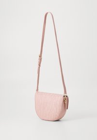 Roze crossbodytas met gegraveerd logo, gebogen vorm, verstelbare band en accenten in goudkleurig metaal. Gemaakt van glad nepleer.