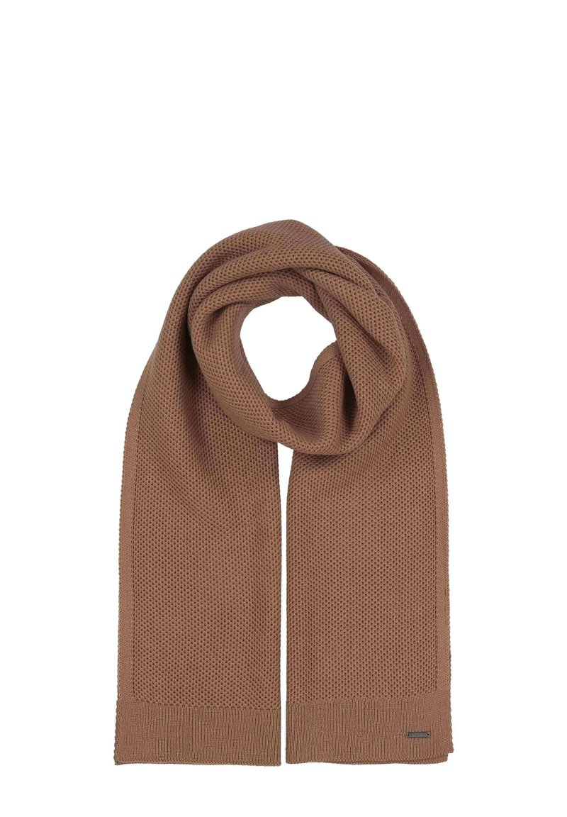 Écharpe en tricot marron avec une texture en maille, pliée en boucle, avec un bord uni et une petite étiquette de marque.