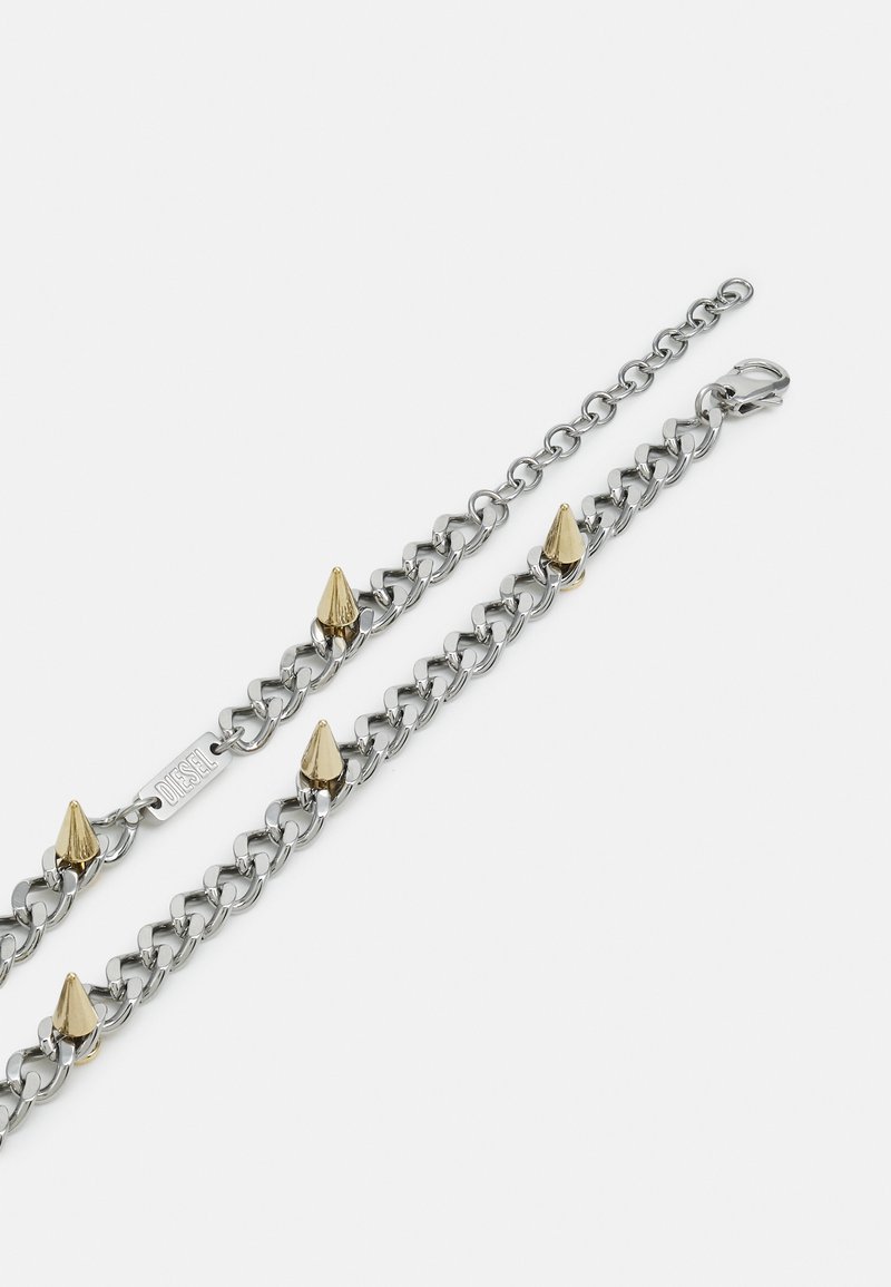 Bracciale in argento con punte dorate e una chiusura, realizzato con un mix di maglie lisce e testurizzate, arricchito da un'etichetta del marchio.